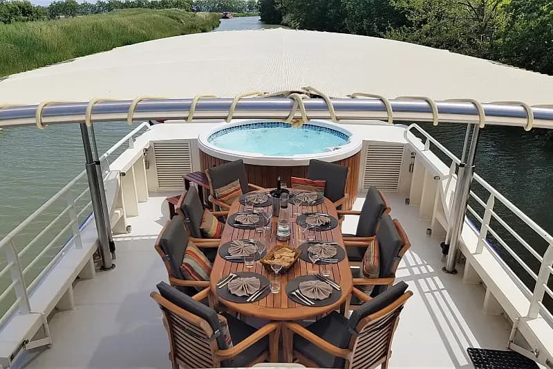 The sun deck: table and spa pool