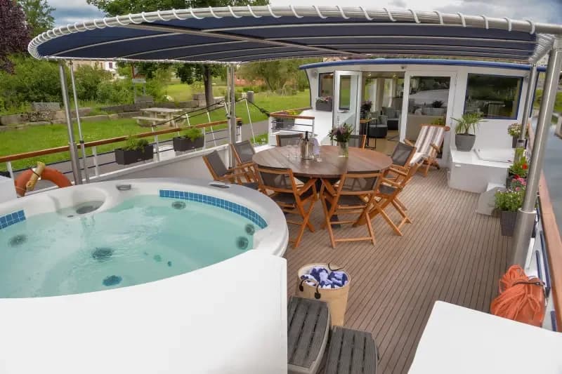 The spa pool and table on the sun deck
