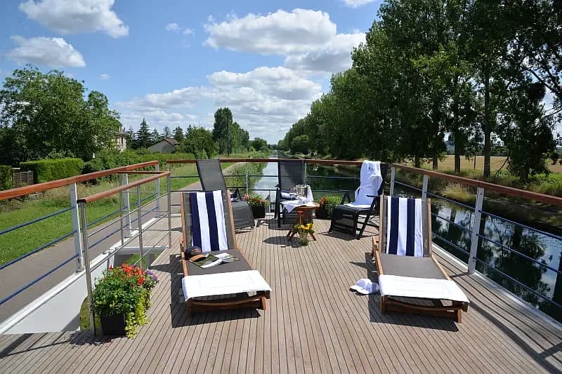 The sun deck on the roof