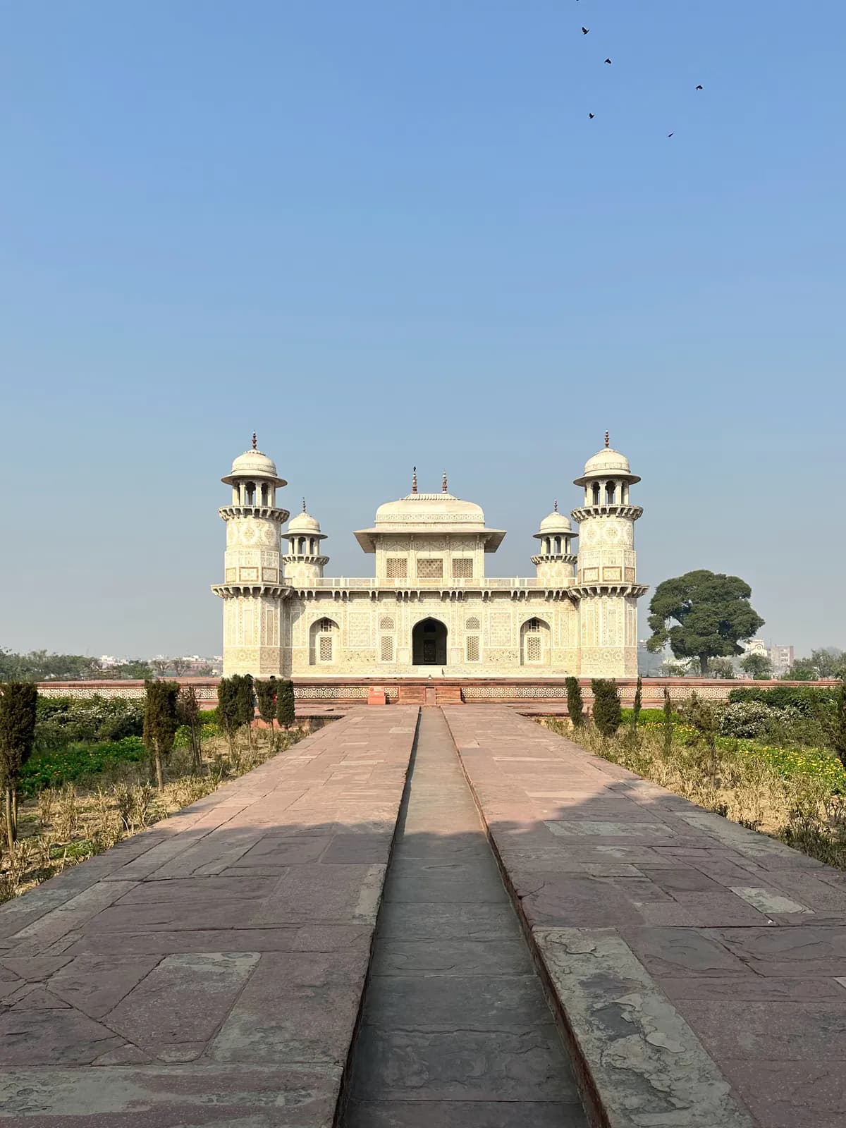 La Tumba de Itimad-ud-Daulah en Agra, el «Baby Taj» de mármol blanco, al final de una larga calzada de piedra