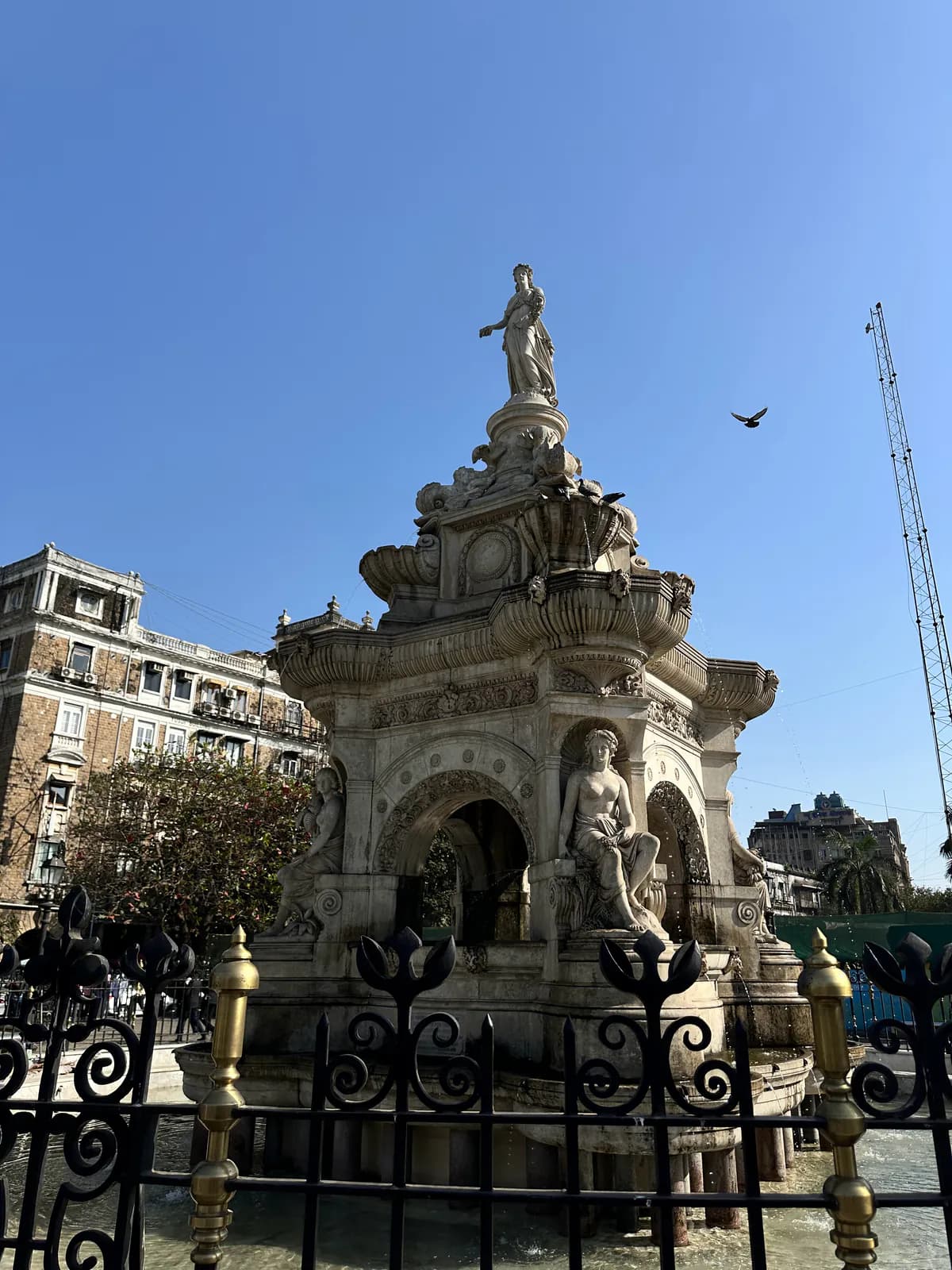 Flora Fountain, en el barrio de Fort de Mumbai: una fuente victoriana tallada tras una verja de hierro forjado