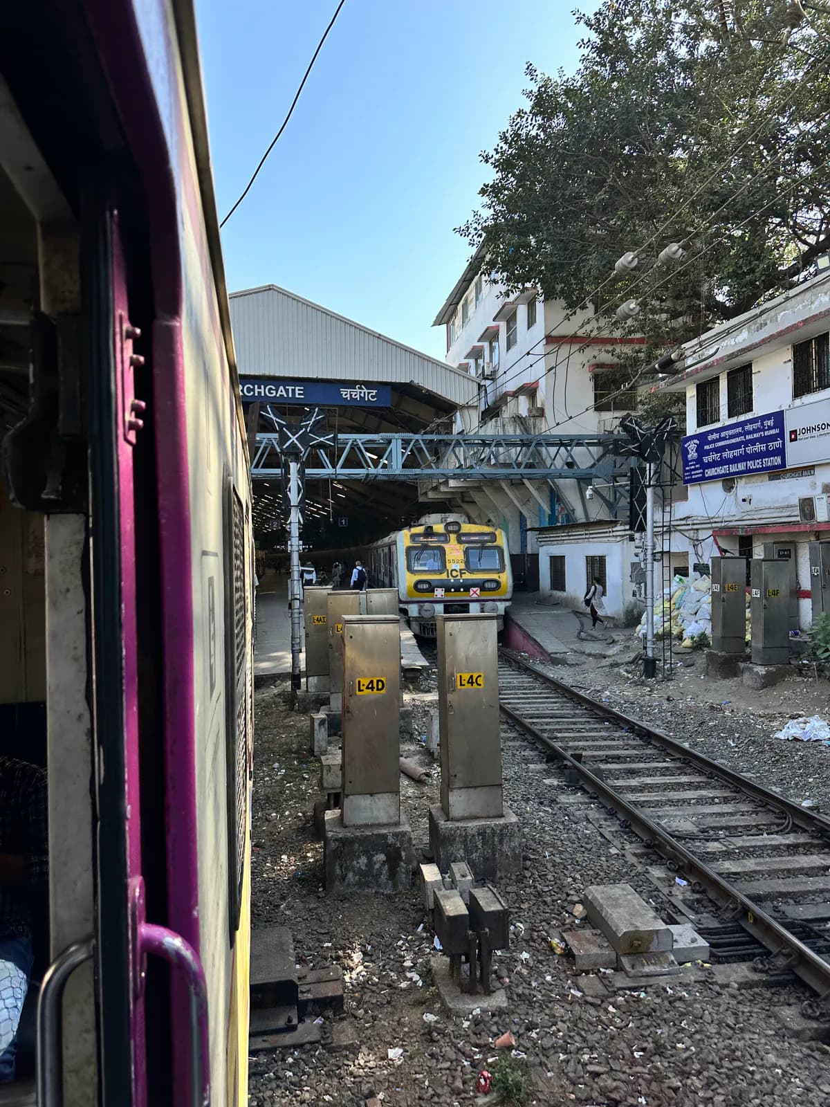 Mirando por la puerta abierta de un tren de cercanías de Mumbai mientras entra en la estación de Churchgate