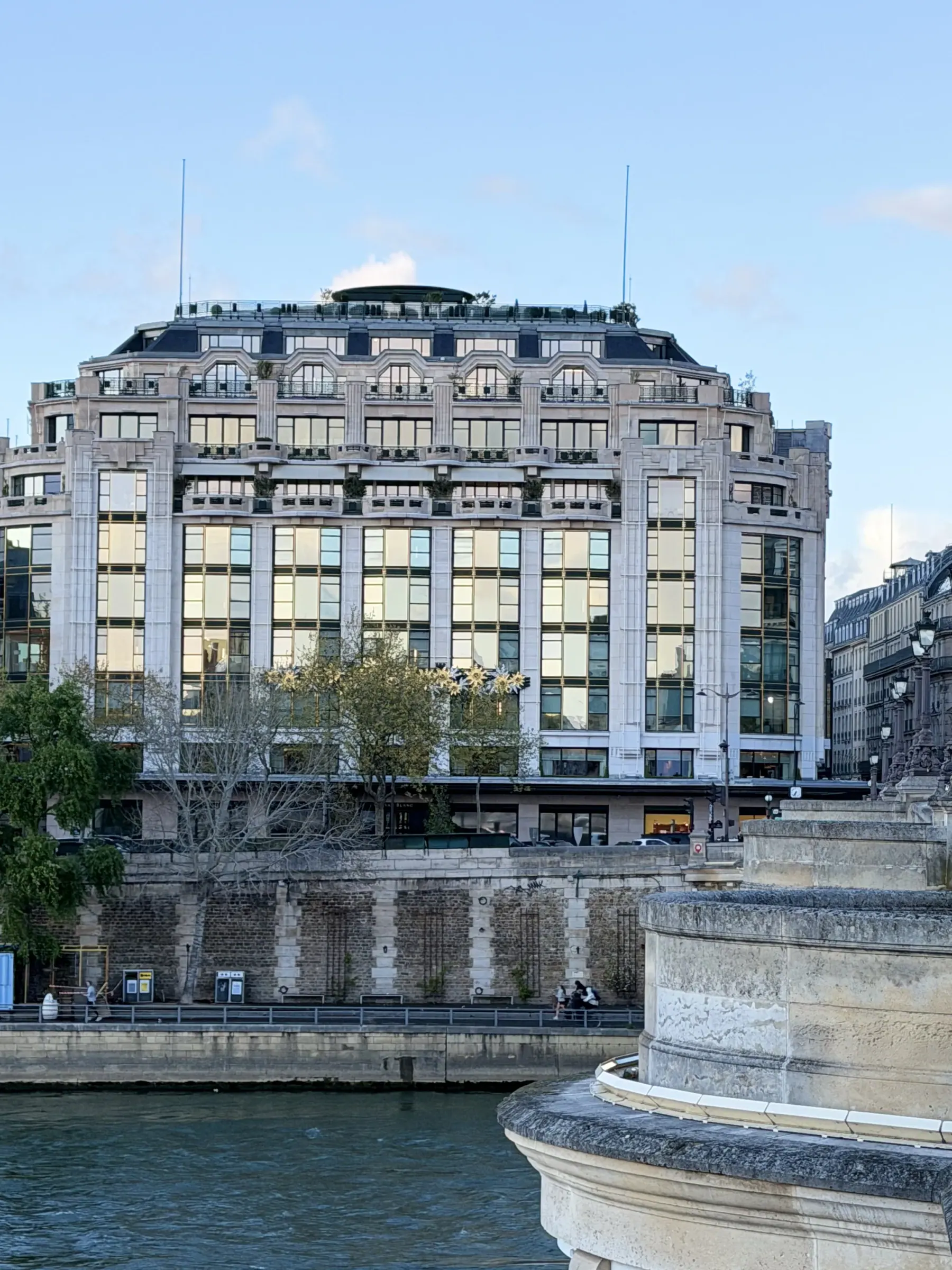 Фасад в стиле ар-деко отеля Cheval Blanc Paris в здании Самаритен на берегу Сены