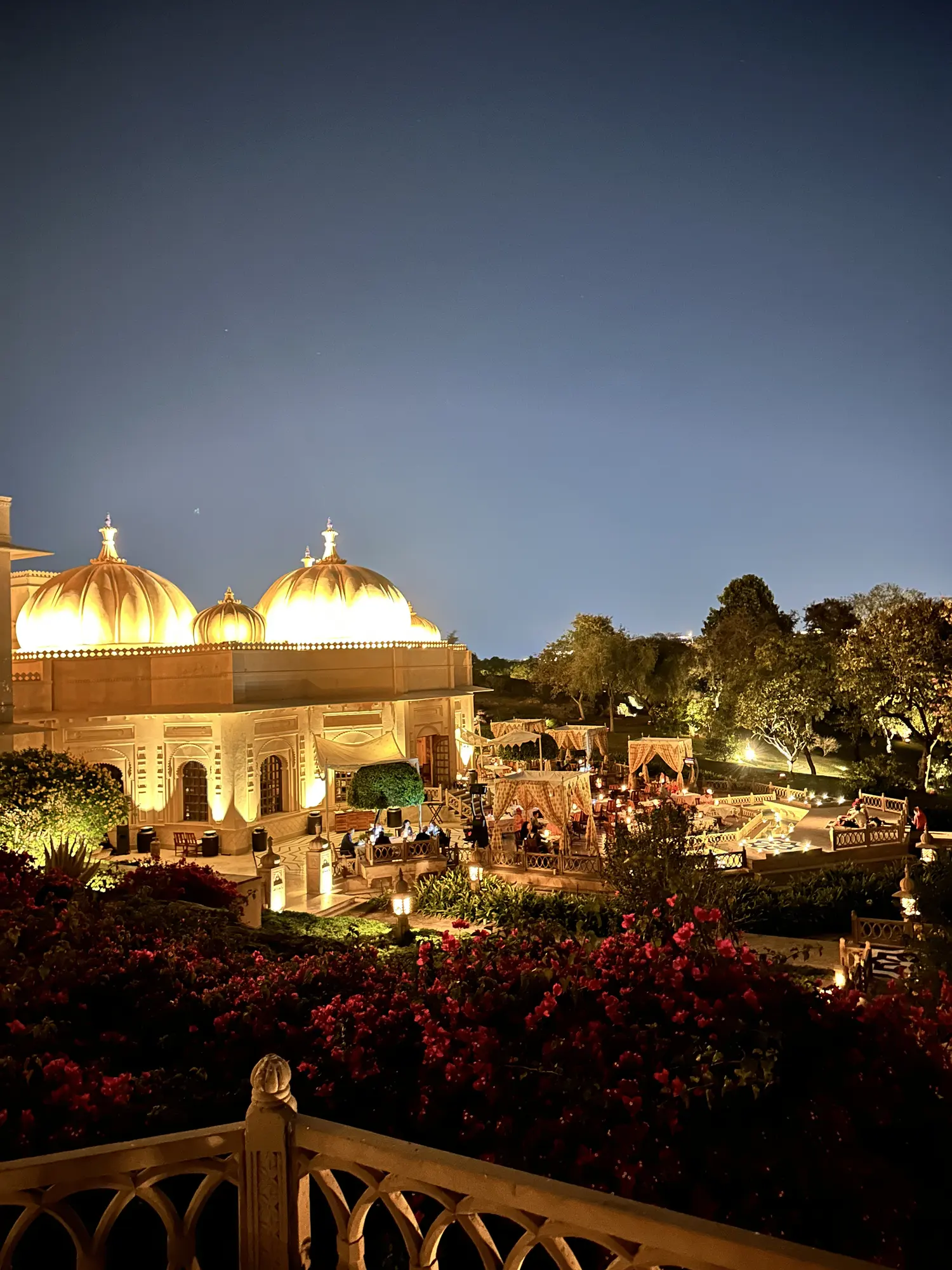 Las cúpulas doradas de The Oberoi Udaivilas al anochecer