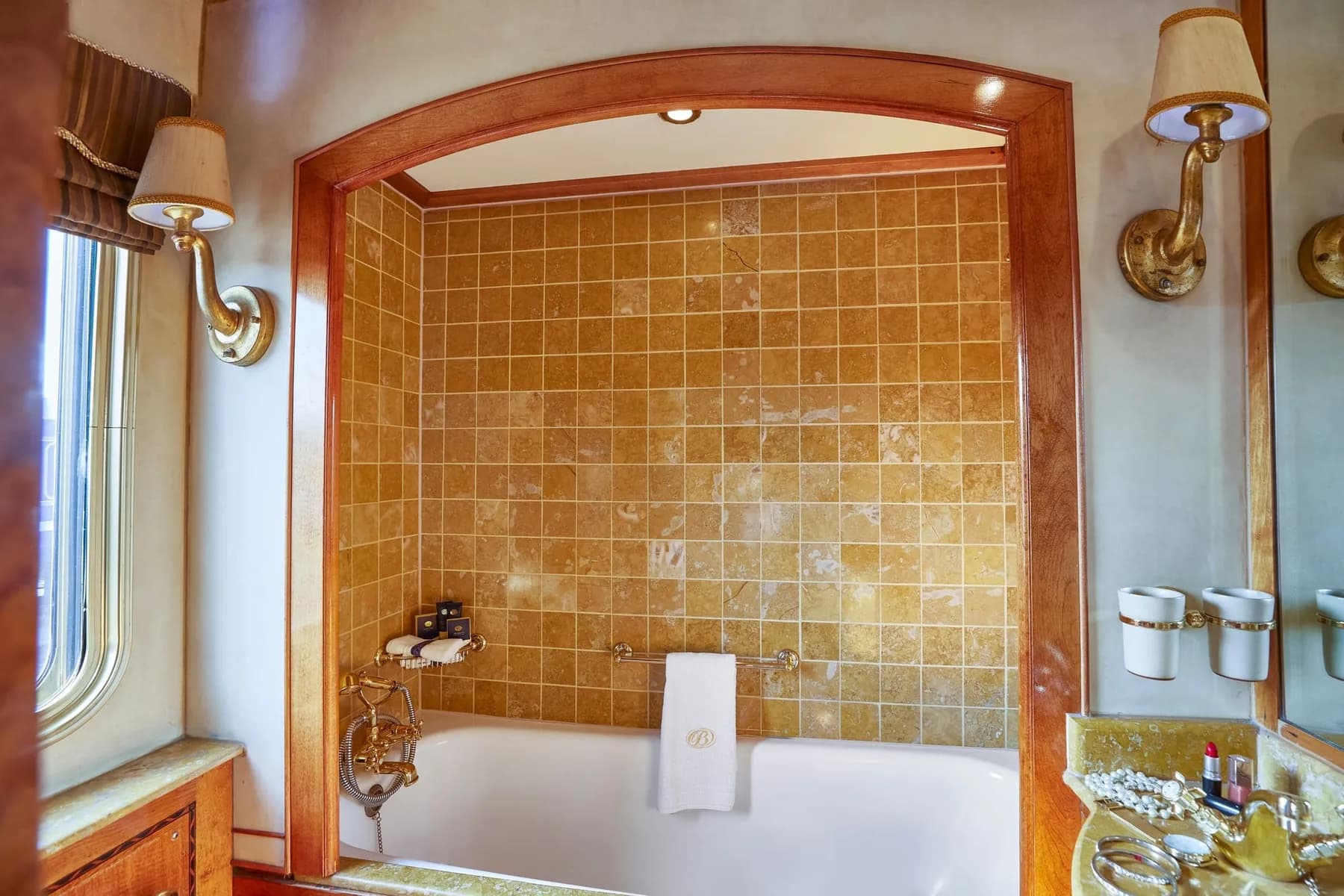 El baño de una suite, con bañera