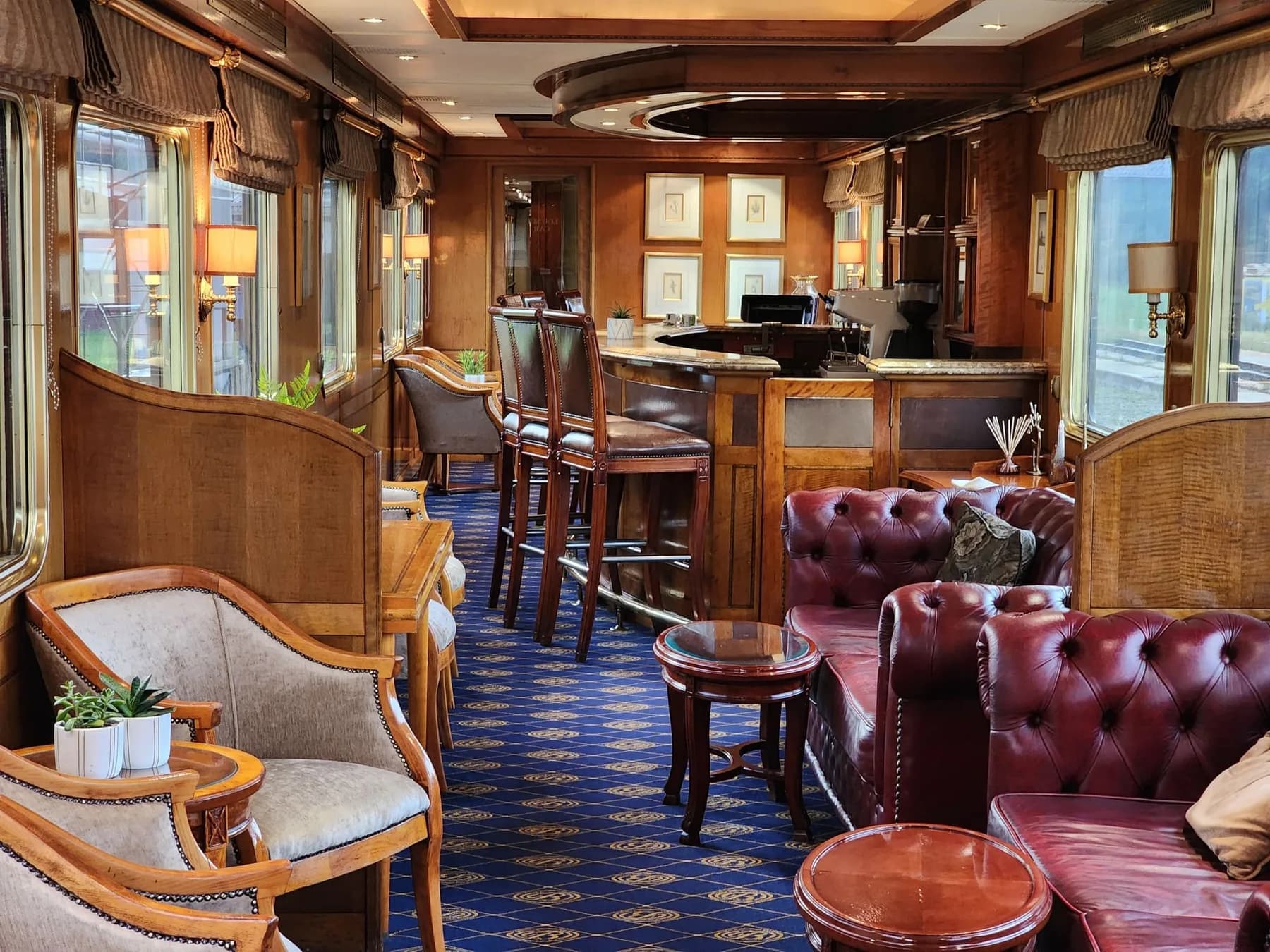 El Lounge Car de día