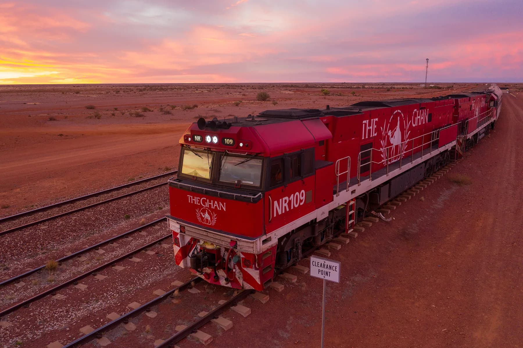 La locomotora de The Ghan al atardecer