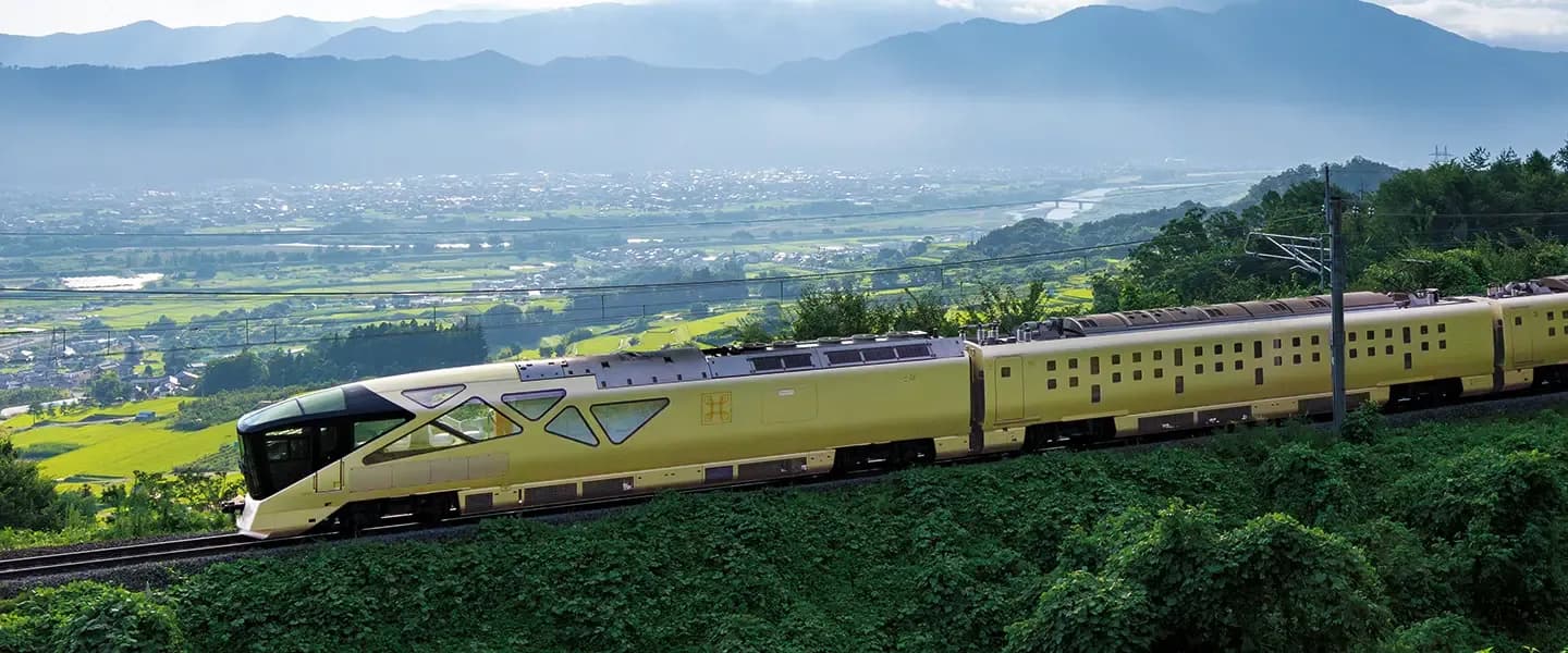 Train Suite Shiki-shima у подножия гор