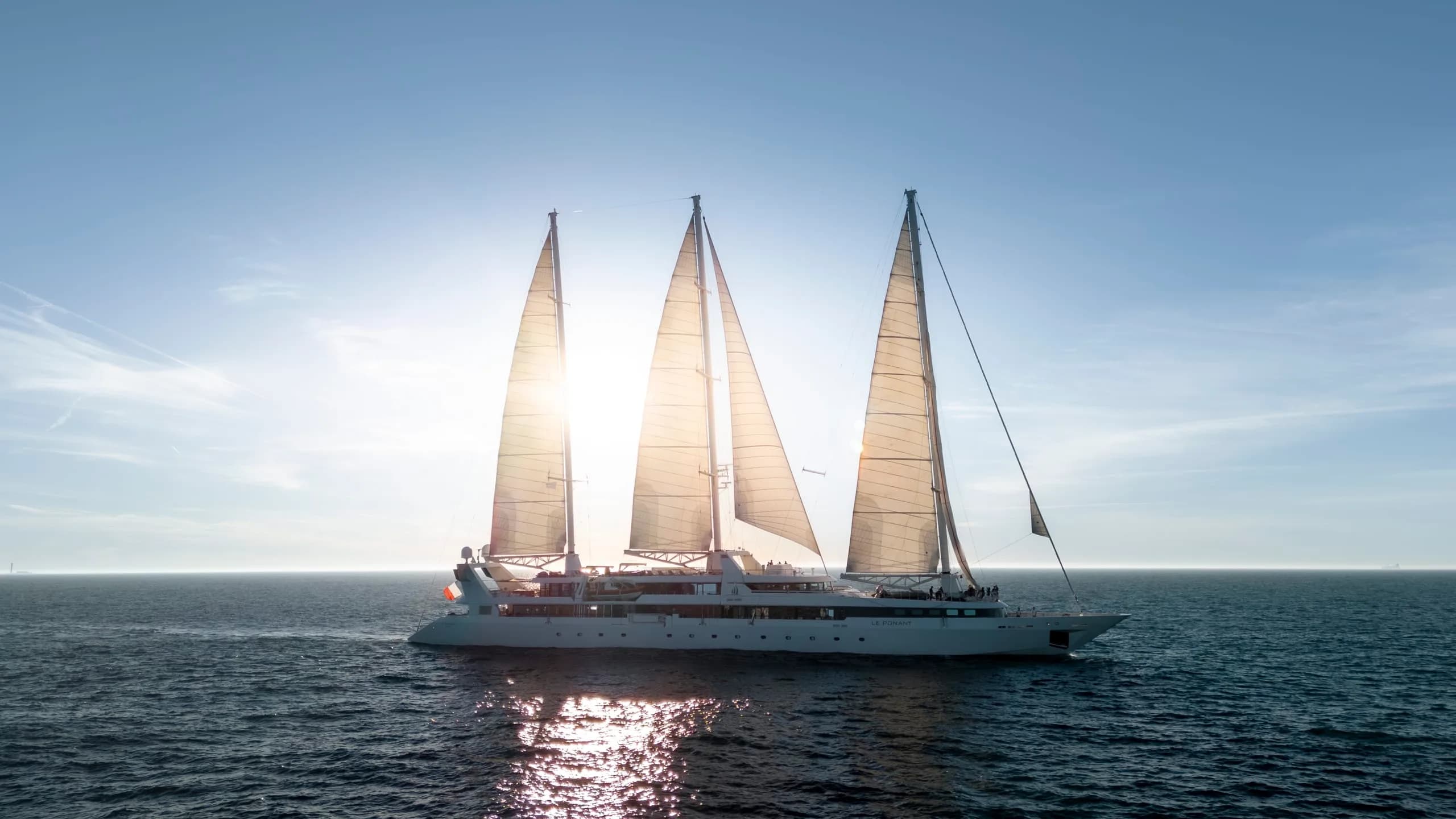 Трёхмачтовая яхта Le Ponant компании Ponant под всеми парусами