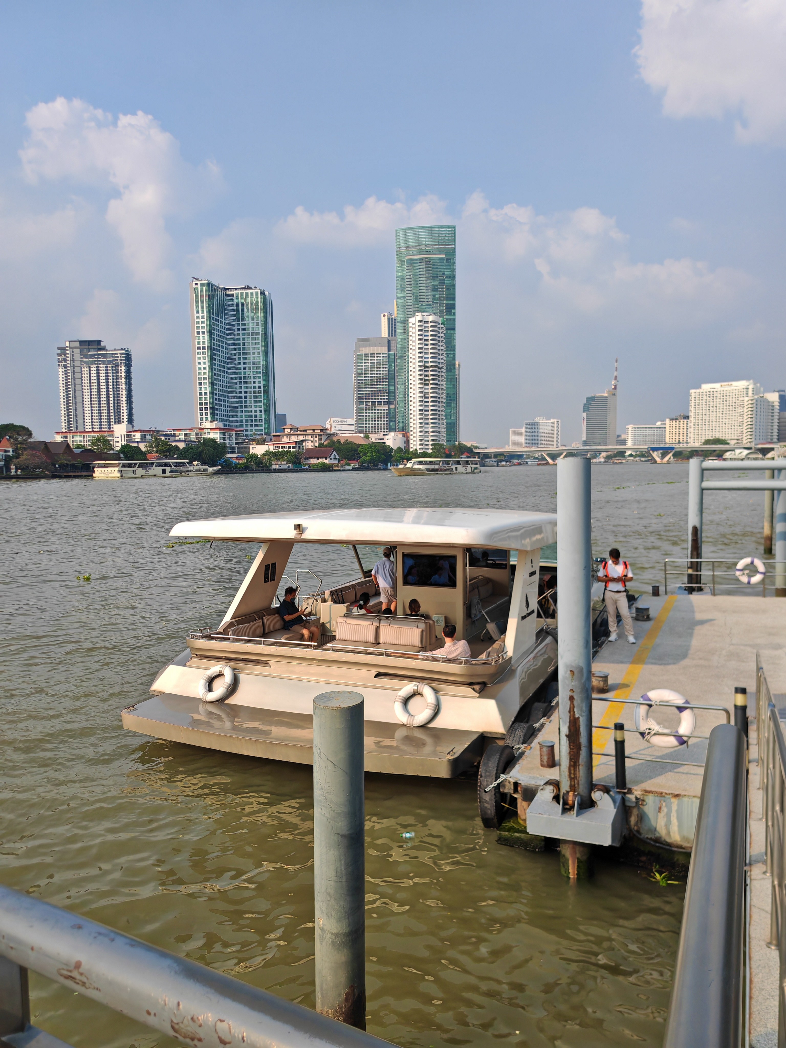 Arrival & First Impressions - Image 4